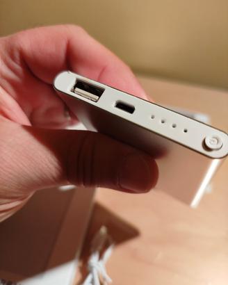 Power Bank 10000 mAh, slim, nuovo.