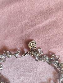 Gioielli tessili realizzati a mano.