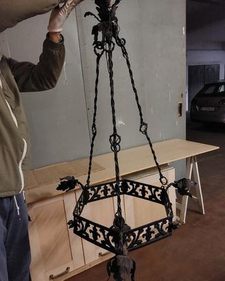 Lampadario vintage in ferro battuto 