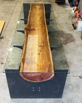 Tavolo di design in vetro e tronco incastonato