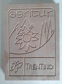 Targa in legno agriturismo trentino