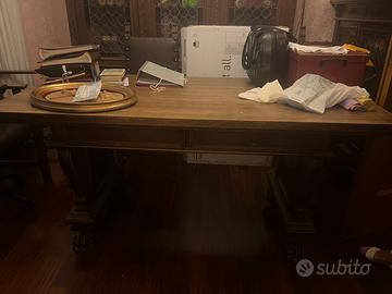 Tavolo e sedia da studio avvocato