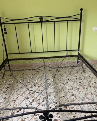 Letto un ferro battuto cin rete a molle inclusa