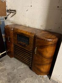 Mobile con radio in radica epoca