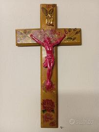 crocifisso cristiano decorato con fiori pop art
