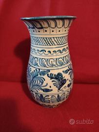 Vaso Faenza disegni azzurri su sfondo bianco