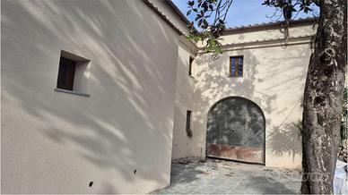 ELEGANTE APPARTAMENTO IN VILLA CON AMPIO GIARDINO