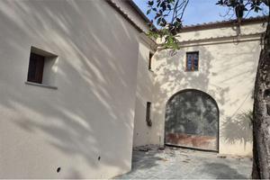 ELEGANTE APPARTAMENTO IN VILLA CON AMPIO GIARDINO