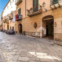 Negozio 5 Vani 234 mq via Alloro Centro Storico