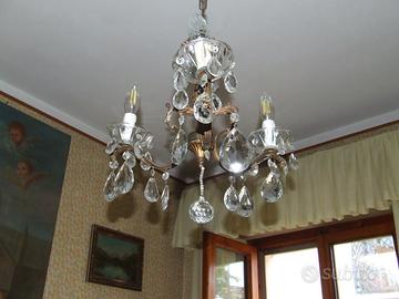 Piccolo lampadario vintage con cristalli a goccia