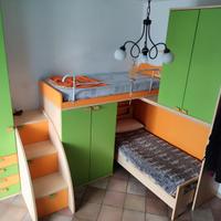 Letto a castello con armadi e contenitori