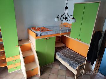 Letto a castello con armadi e contenitori