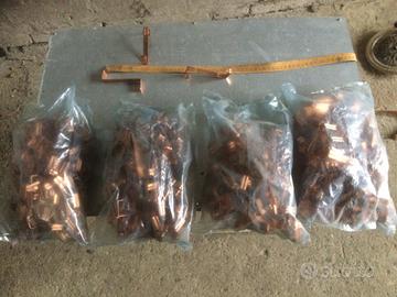 Ferma coppi e collari per pluviali in rame.