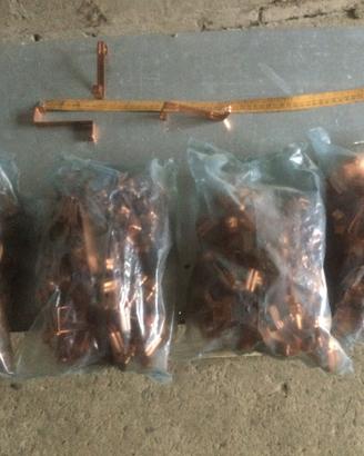 Ferma coppi e collari per pluviali in rame.