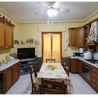 Cucina, sala da pranzo, stanza da letto, stanzetta