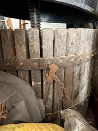 Antico torchio per uva