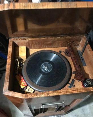 Grammofono e radio antico secolo scorso