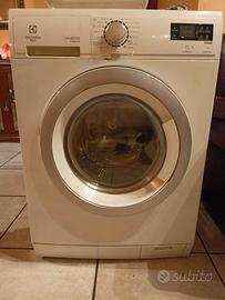 Lavasciuga Electrolux RWW1686HDW