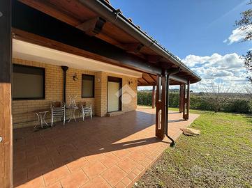 VILLA A SCHIERA D'ANGOLO A CASSANO DELLE MURGE