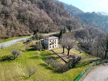 Casa indipendente di 234 m² con più di 5 locali a 