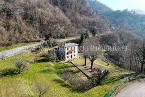 Casa indipendente di 234 m² con più di 5 locali a 