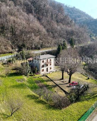 Casa indipendente di 234 m² con più di 5 locali a 