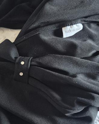 Elegante blusa nera Made in Italy con scollo intre
