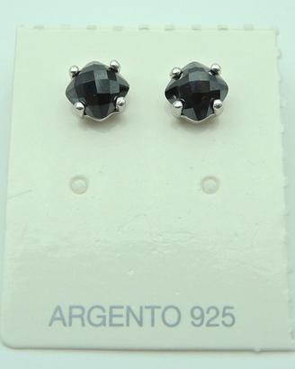 Orecchini in argento con zircone nero