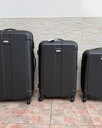 Valigie nuove con cartellino