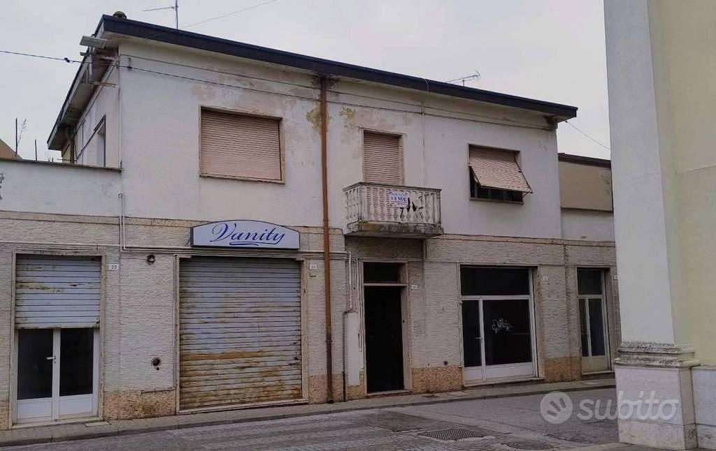 Immobile in asta di 133 m² con più di 5 locali a C - Vista 3
