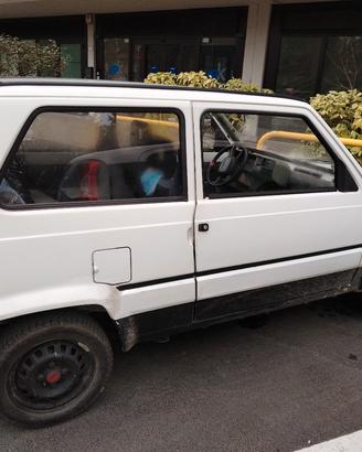 Fiat Panda Young bianca anno 2003. 