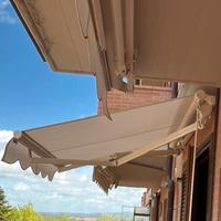 Tenda da sole a bracci con tettino