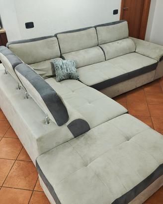 divano angolare con letto estraibile e pouf.