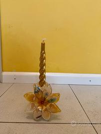 Candelabro a forma di fiore con candela