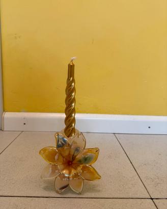 Candelabro a forma di fiore con candela