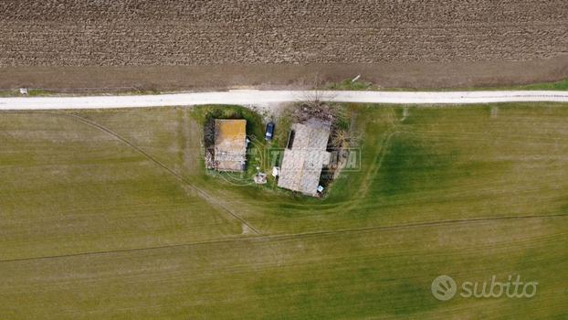 Casale con corte in posizione pianeggiante