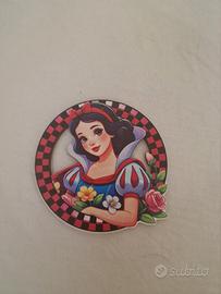 biancaneve disney in abito elegante blu rosso