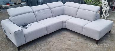 Divano angolare con seduta relax motorizzata