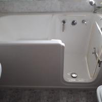 Vasca da bagno con seduta e sportello
