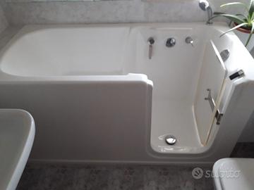 Vasca da bagno con seduta e sportello