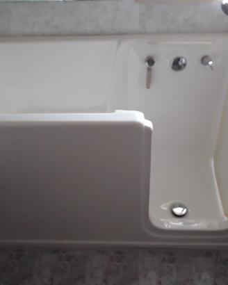 Vasca da bagno con seduta e sportello