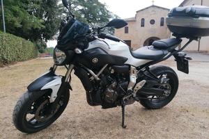 MOTO YAMAHA MT-07