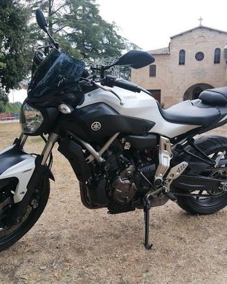 MOTO YAMAHA MT-07