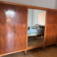 Armadio fatto a mano in legno massello