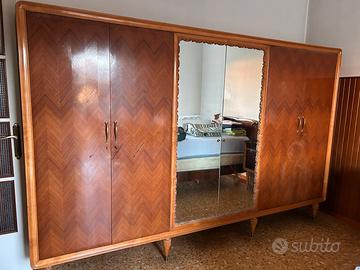 Armadio fatto a mano in legno massello