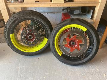 Cerchi e gomme supermotard completi disco e corona