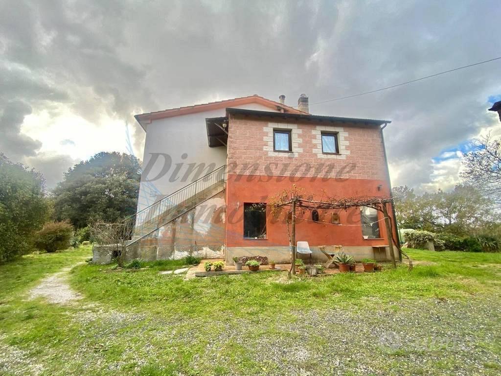 Rustico / Casale di 200 m² con più di 5 locali a P - Vista 3