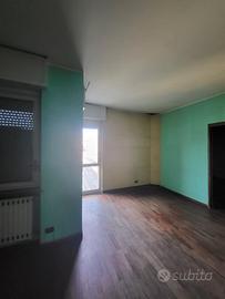 Torino alloggio trilocale con balcone