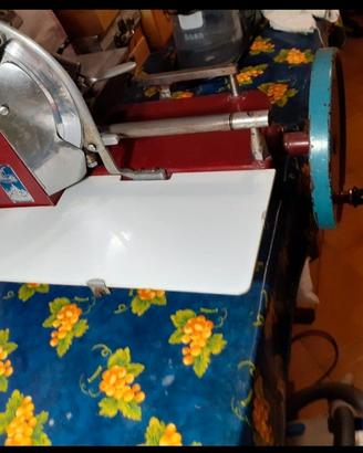 Affettatrice d'epoca a volano Pezzo da collezione