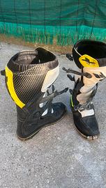 Abbiagliamento cross e stivali